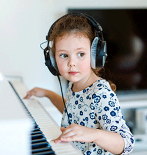 Jeune pianiste avec casque VARIO