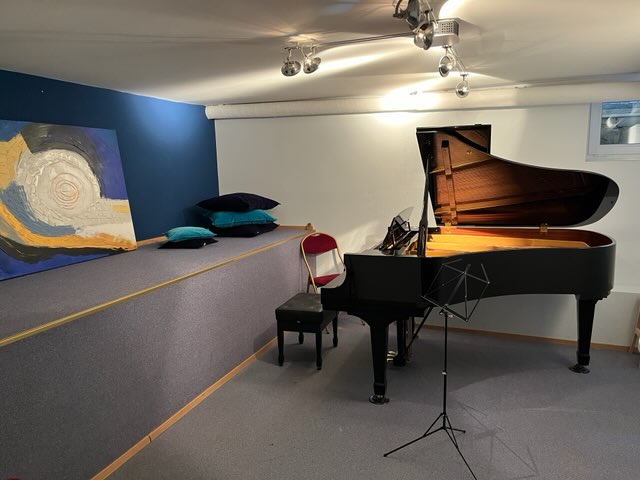 studio_bleu_piano_a_queue.jpg